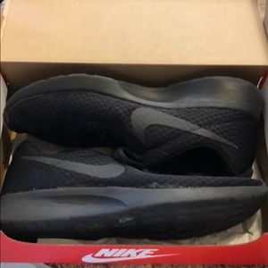 Woman’s Nike Tanun